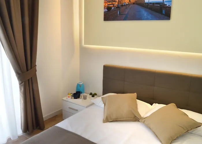 B&bcentral Station 3* נאפולי